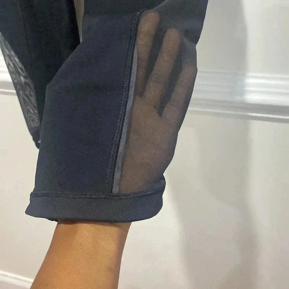 Lululemon Black Cropped Leggings With Mesh Side Panel Size 4 Inseam 17” - Picture 4 of 9